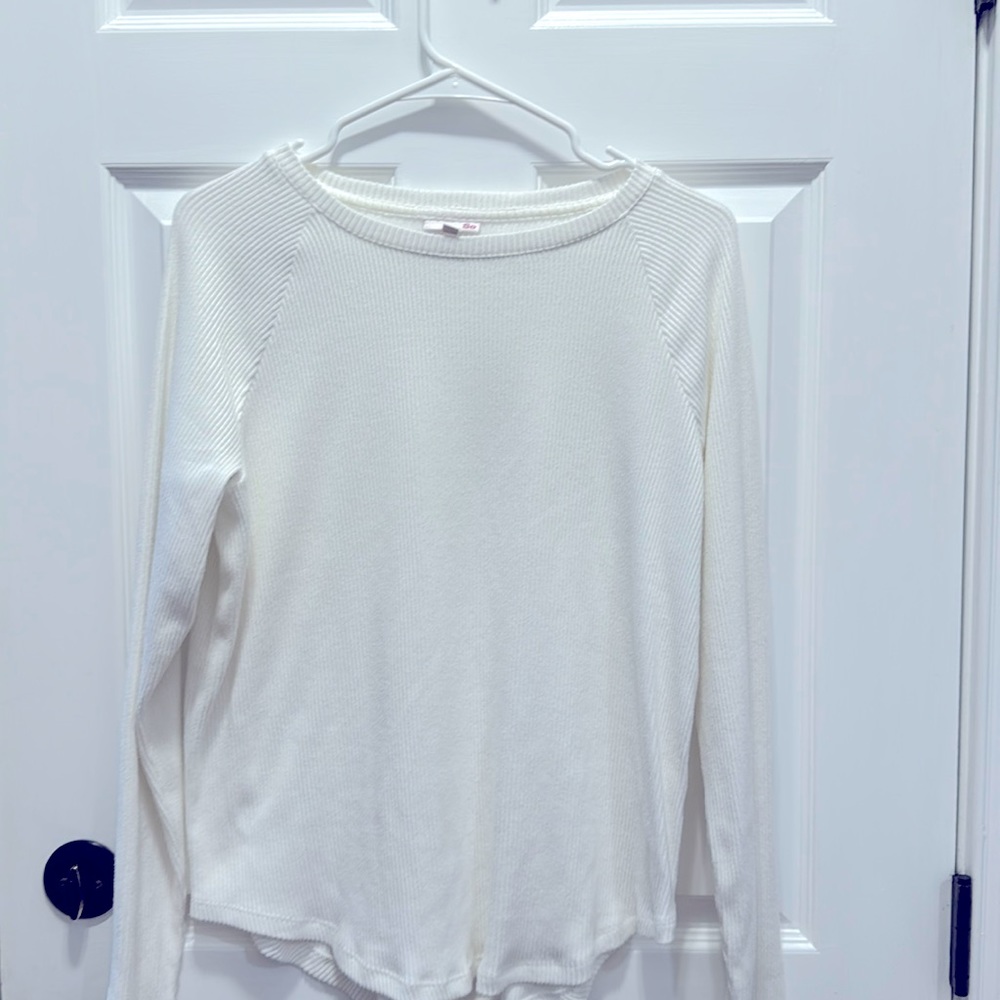 Super soft L/S shirt w/ribbed design. EUC No rips tears or stains